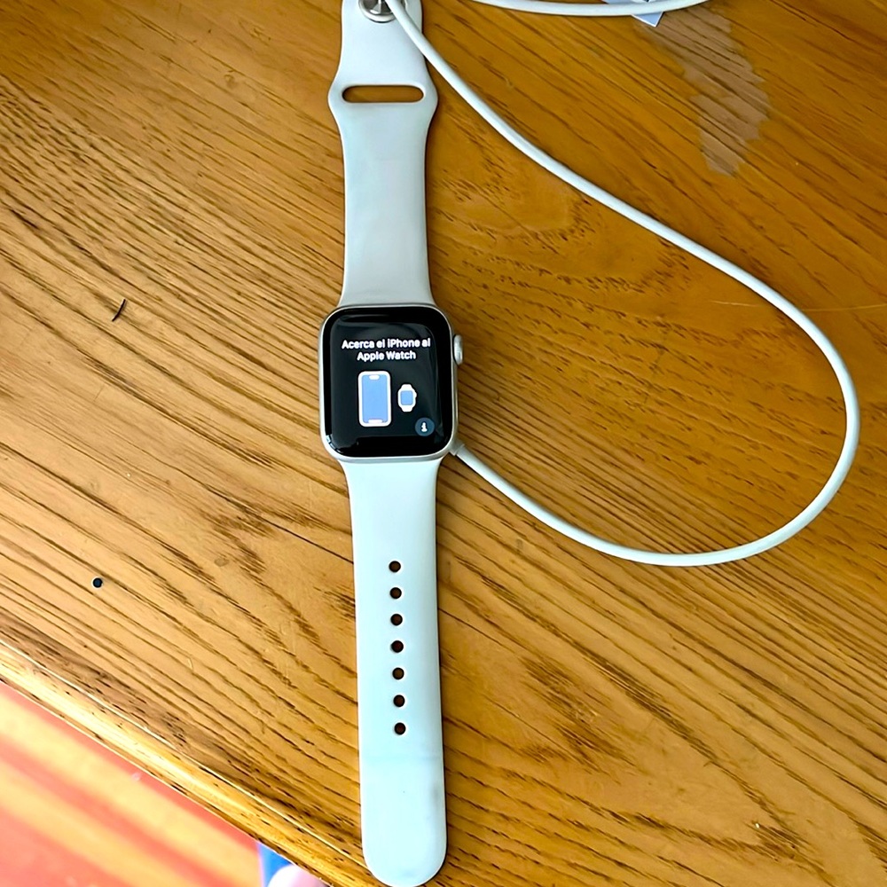 Apple Watch Series 5. 40mm. White strap.